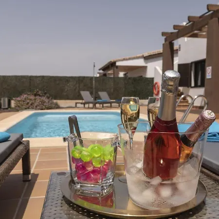 Lightbooking Pueblo Majorero Piscina Climatizada